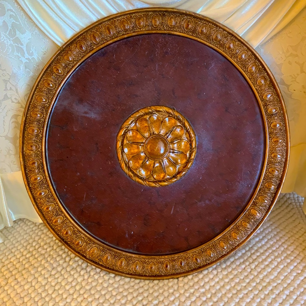 ROUND TABLE TOP DISPLAY DECOR